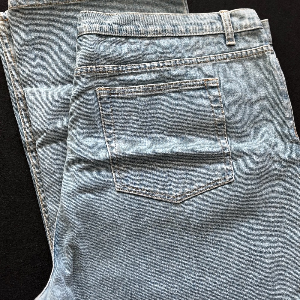 Women's Classic 5 pocket Blue Jeans  Straight leg; size 22 Tall